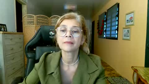 Snapshot of francelune chatting on 05/13/26, 01:41 francelune online show from 05/13/26, 01:41