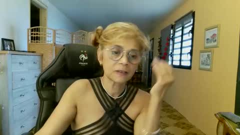 Snapshot of francelune chatting on 05/23/26, 12:31 francelune online show from 05/23/26, 12:31