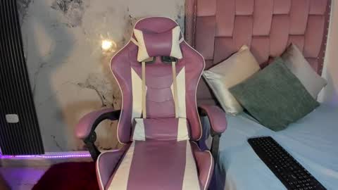 Snapshot of francis_leams chatting on 09/15/25, 07:58 Laura online show from 09/15/25, 07:58