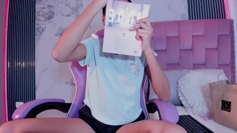 Snapshot of francis_leams chatting on 09/27/25, 07:19 Laura online show from 09/27/25, 07:19