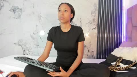 Snapshot of francis_leams chatting on 11/05/25, 07:14 Laura online show from 11/05/25, 07:14