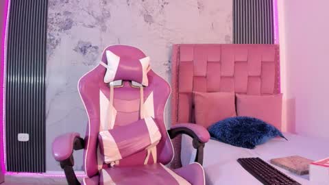 Snapshot of francis_leams chatting on 11/21/25, 07:45 Laura online show from 11/21/25, 07:45