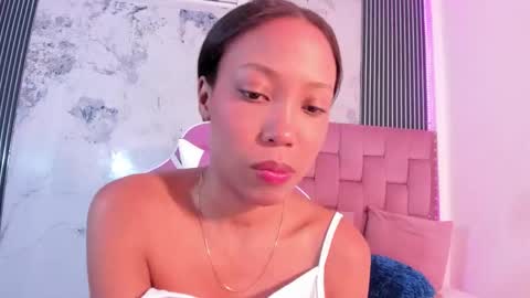 Snapshot of francis_leams chatting on 11/22/25, 07:24 Laura online show from 11/22/25, 07:24