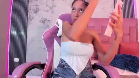 Snapshot of francis_leams chatting on 11/27/25, 07:49 Laura online show from 11/27/25, 07:49