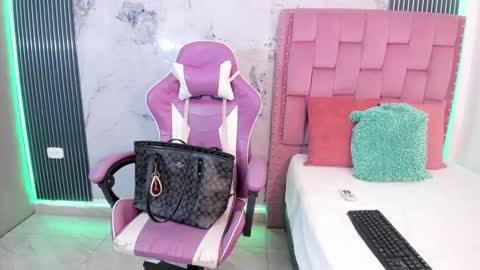 Snapshot of francis_leams chatting on 12/13/25, 07:53 Laura online show from 12/13/25, 07:53