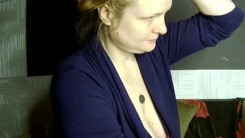 Snapshot of frauket chatting on 11/18/25, 11:36 FrauKet online show from 11/18/25, 11:36