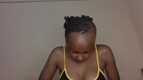 Snapshot of freaky_beauty chatting on 05/29/26, 12:58 freaky_beauty online show from 05/29/26, 12:58