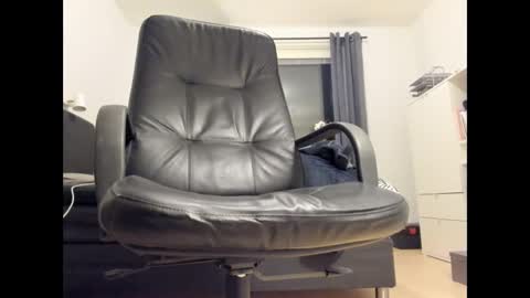 Snapshot of fredrik386959 chatting on 01/08/25, 05:15 Fredrik online show from 01/08/25, 05:15