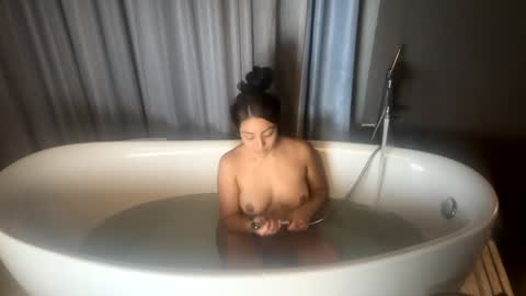 Snapshot of freesoulmovement chatting on 12/19/24, 04:13 jasmineandaladin69 online show from 12/19/24, 04:13