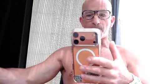 Snapshot of frenchdaddylove chatting on 06/01/26, 10:28 Frenchdaddylove online show from 06/01/26, 10:28