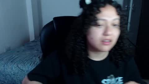 Snapshot of freud_x_louise1 chatting on 12/29/24, 04:05 Louise  online show from 12/29/24, 04:05