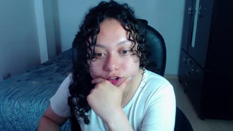 Snapshot of freud_x_louise1 chatting on 12/30/24, 03:03 Louise  online show from 12/30/24, 03:03