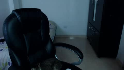 Snapshot of freud_x_louise1 chatting on 01/07/25, 02:10 Louise  online show from 01/07/25, 02:10