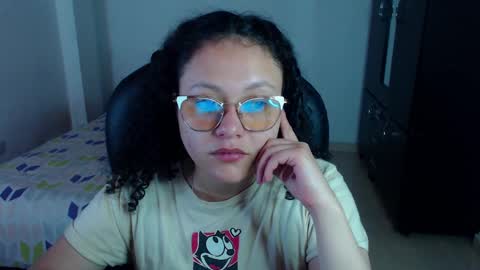 Snapshot of freud_x_louise1 chatting on 01/23/25, 06:39 Louise  online show from 01/23/25, 06:39