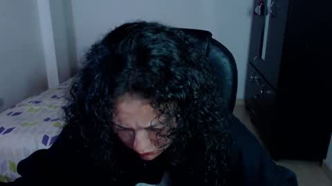 Snapshot of freud_x_louise1 chatting on 01/27/25, 04:09 Louise  online show from 01/27/25, 04:09