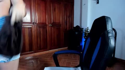 Snapshot of freyanatural chatting on 12/16/25, 12:04 freyanatural online show from 12/16/25, 12:04