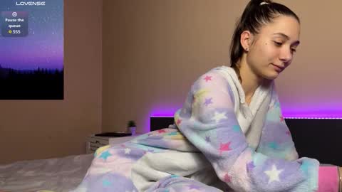 FreyaOliver online show from 12/18/25, 09:32