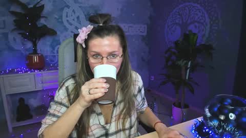 Snapshot of fridatander chatting on 12/27/24, 09:06 Frida Tander online show from 12/27/24, 09:06