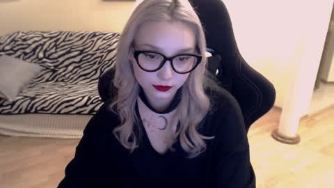 Snapshot of fromsun_forsoul chatting on 12/04/24, 10:46 Lilith online show from 12/04/24, 10:46