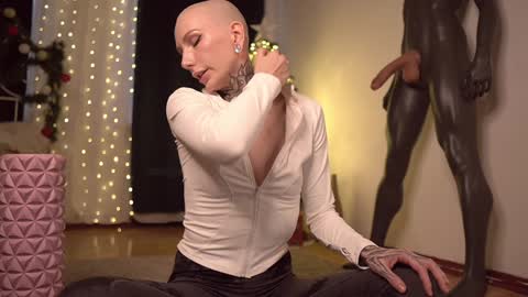 Snapshot of fuckingtoy_ chatting on 12/14/24, 12:23 Eva all my links online show from 12/14/24, 12:23