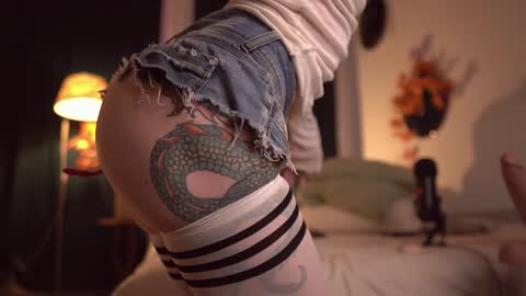 Snapshot of fuckingtoy_ chatting on 11/19/25, 01:22 Eva all my links online show from 11/19/25, 01:22