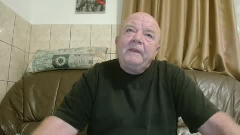 Snapshot of fullballs6 chatting on 10/17/25, 02:37 fullballs6 online show from 10/17/25, 02:37