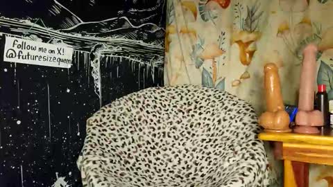 futuresizequeen online show from 12/23/25, 03:48