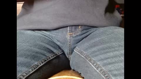 Snapshot of fuzzyblues chatting on 01/21/25, 01:39 Fuzzy Blues online show from 01/21/25, 01:39