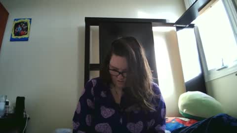 Snapshot of fuzzypeaches87 chatting on 04/22/26, 12:18 fuzzypeaches87 online show from 04/22/26, 12:18