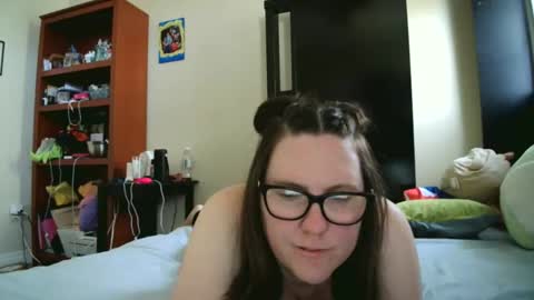 Snapshot of fuzzypeaches87 chatting on 04/24/26, 08:11 fuzzypeaches87 online show from 04/24/26, 08:11