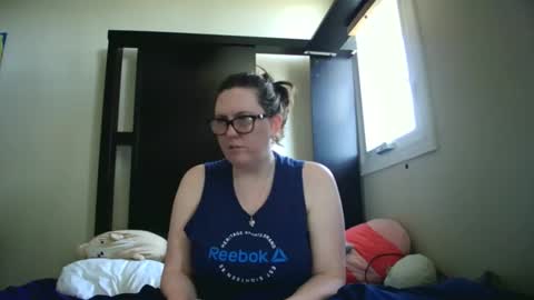 Snapshot of fuzzypeaches87 chatting on 04/26/26, 04:04 fuzzypeaches87 online show from 04/26/26, 04:04