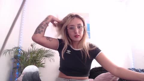 Snapshot of gabb_rioss chatting on 01/23/25, 06:35 Gabriela online show from 01/23/25, 06:35