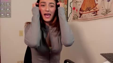 Snapshot of gabee7_ chatting on 11/13/25, 03:11 NEW ACCOUNT Gabriella online show from 11/13/25, 03:11