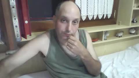 Snapshot of gabrielegr22 chatting on 09/09/25, 08:30 Gabriele online show from 09/09/25, 08:30