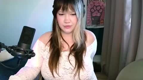 Snapshot of gamergirl01 chatting on 09/24/25, 09:45 Alex brb in 2 hours online show from 09/24/25, 09:45