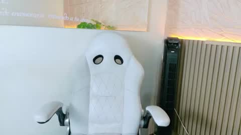 gaviluc_ online show from 07/04/26, 12:44