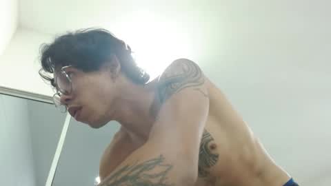 Snapshot of gekyunwasbanned chatting on 11/28/25, 09:17 Andrs online show from 11/28/25, 09:17