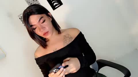 Snapshot of gelluxxx chatting on 07/26/26, 02:42 gelo online show from 07/26/26, 02:42