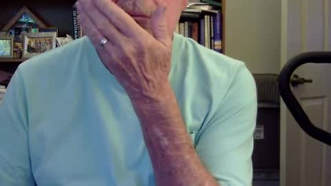 Snapshot of geneox chatting on 09/28/25, 01:38 GeneOx online show from 09/28/25, 01:38