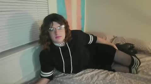 Snapshot of genesis820 chatting on 11/10/25, 01:59 Rachelle online show from 11/10/25, 01:59