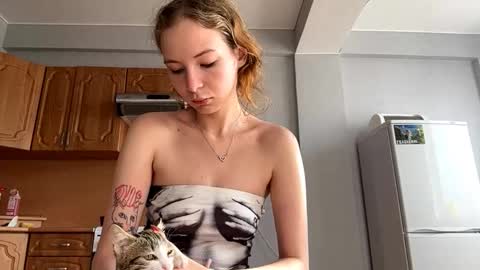 Snapshot of geneviveseay chatting on 09/09/25, 05:40 Emmi online show from 09/09/25, 05:40