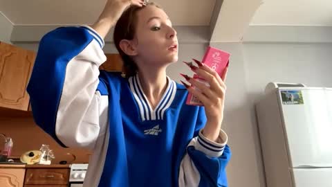 Snapshot of geneviveseay chatting on 09/18/25, 05:09 Emmi online show from 09/18/25, 05:09