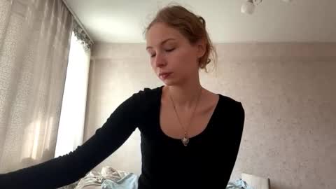 Snapshot of geneviveseay chatting on 09/27/25, 08:52 Emmi online show from 09/27/25, 08:52