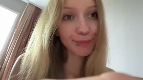 Snapshot of gertrudeuran chatting on 08/03/26, 09:15 Sophie online show from 08/03/26, 09:15