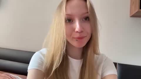 Snapshot of gertrudeuran chatting on 08/06/26, 06:15 Sophie online show from 08/06/26, 06:15