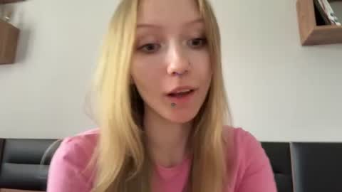 Snapshot of gertrudeuran chatting on 08/07/26, 09:22 Sophie online show from 08/07/26, 09:22