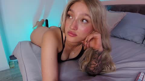 Snapshot of giaa_ross chatting on 01/22/25, 02:35 Gia online show from 01/22/25, 02:35
