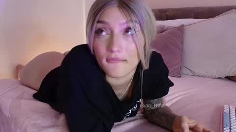 Snapshot of giaa_ross chatting on 02/19/25, 06:21 Gia online show from 02/19/25, 06:21