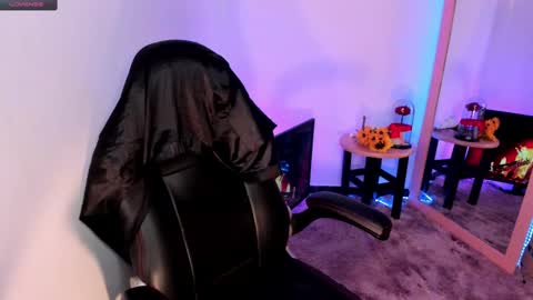 Snapshot of giabrook chatting on 12/11/24, 07:42 Gia  online show from 12/11/24, 07:42
