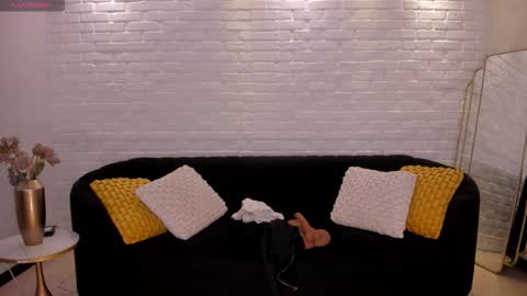 Gia Ferrera online show from 11/18/25, 07:18